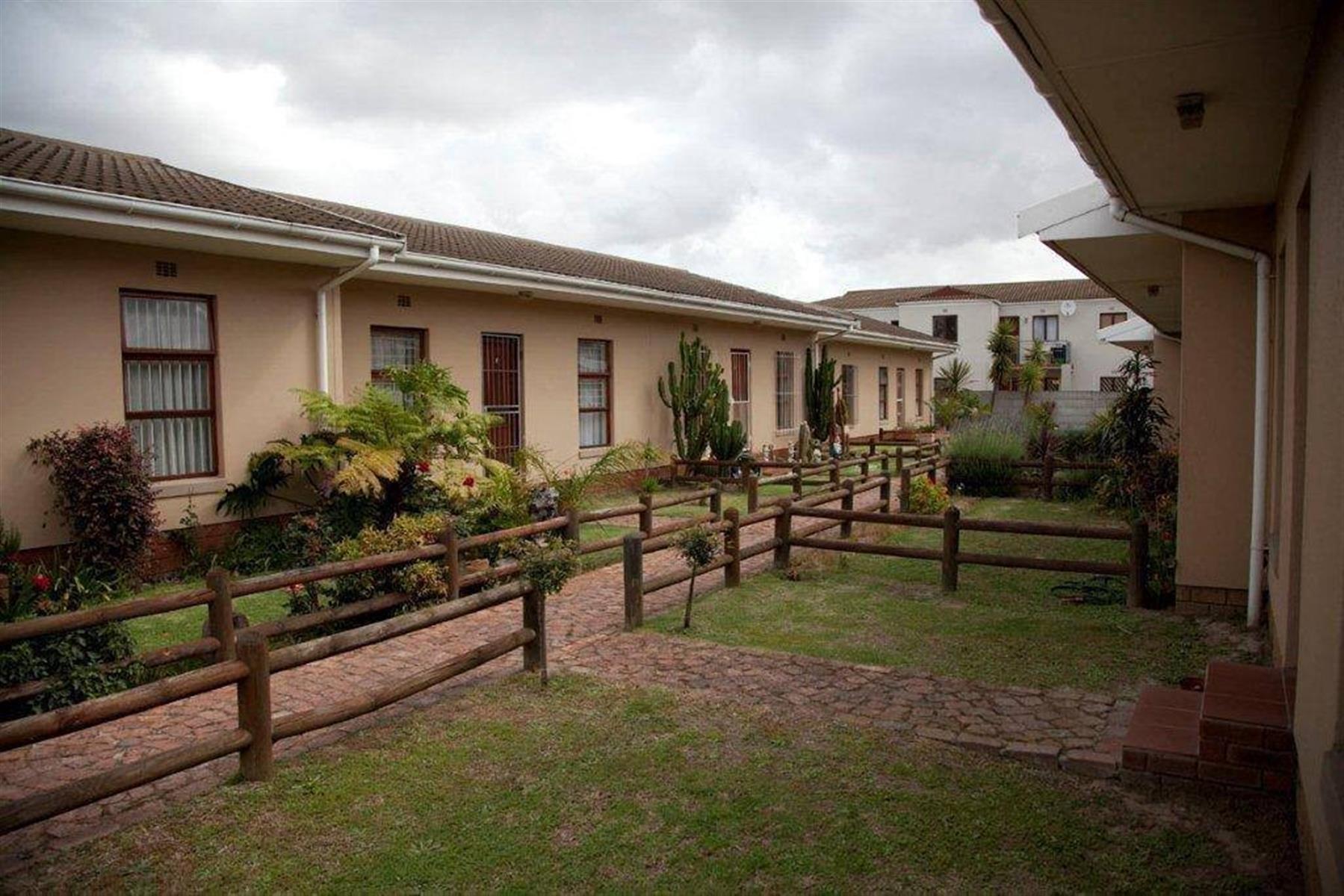 2 Bedroom Townhouse for Sale in St Dumas 2 Bedroom Townhouse for Sale in St Dumas